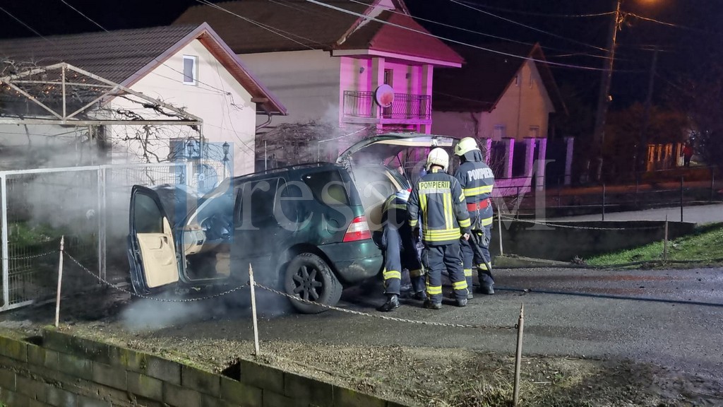 Automobil-cuprins-de-flacari-interventie-pompieri6.jpg