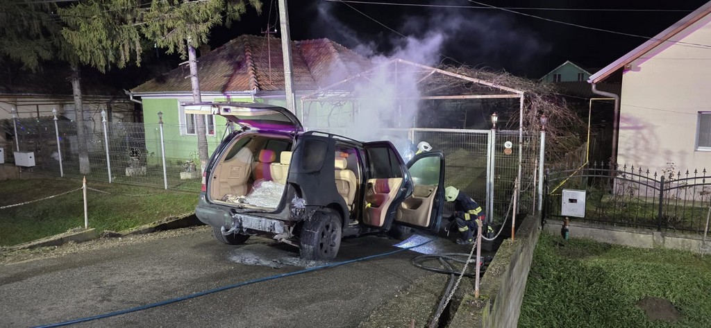 incendiu-masina-noaptea-isu-satu-mare2.jpg
