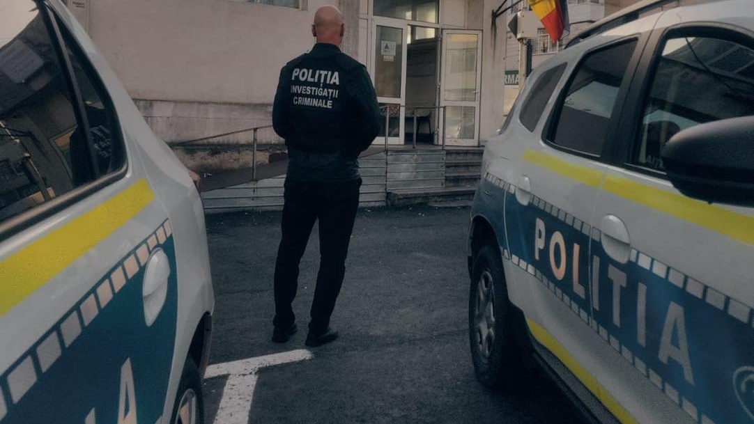 Dragoste cu forța... Nici porțile închise nu l-au putut opri pe Romeo de Satu Mare