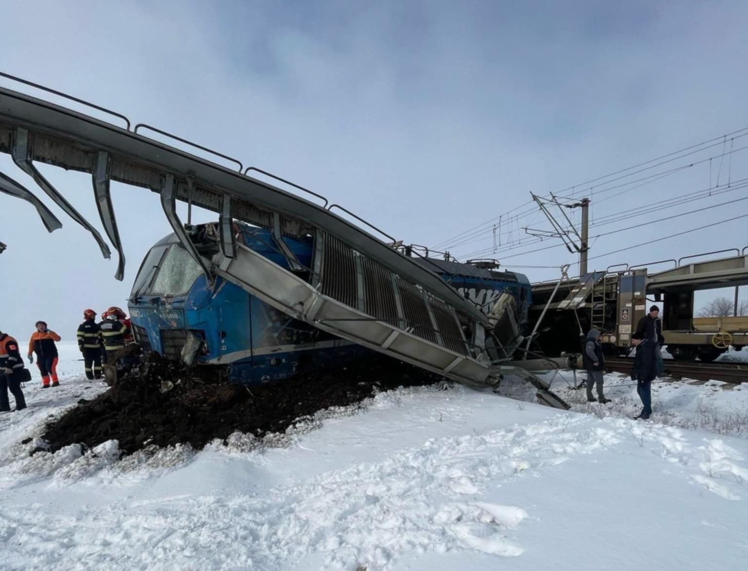 FOTO/VIDEO. Șef de tren decedat în urma unui accident feroviar în țară. Două trenuri de marfă implicate