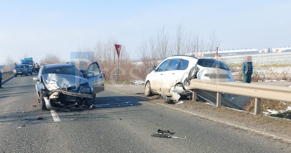 FOTO. Doi tineri au ajuns la Urgență după accidentul de pe DN19, Carei-Moftin