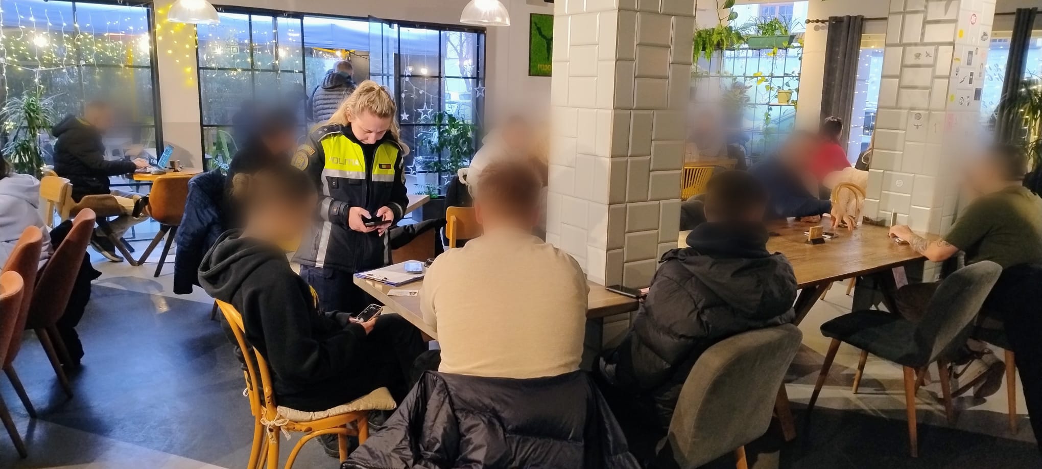 FOTO. Razii în barurile de lângă școli. Chiulangita, "tratată" de polițiștii din Satu Mare