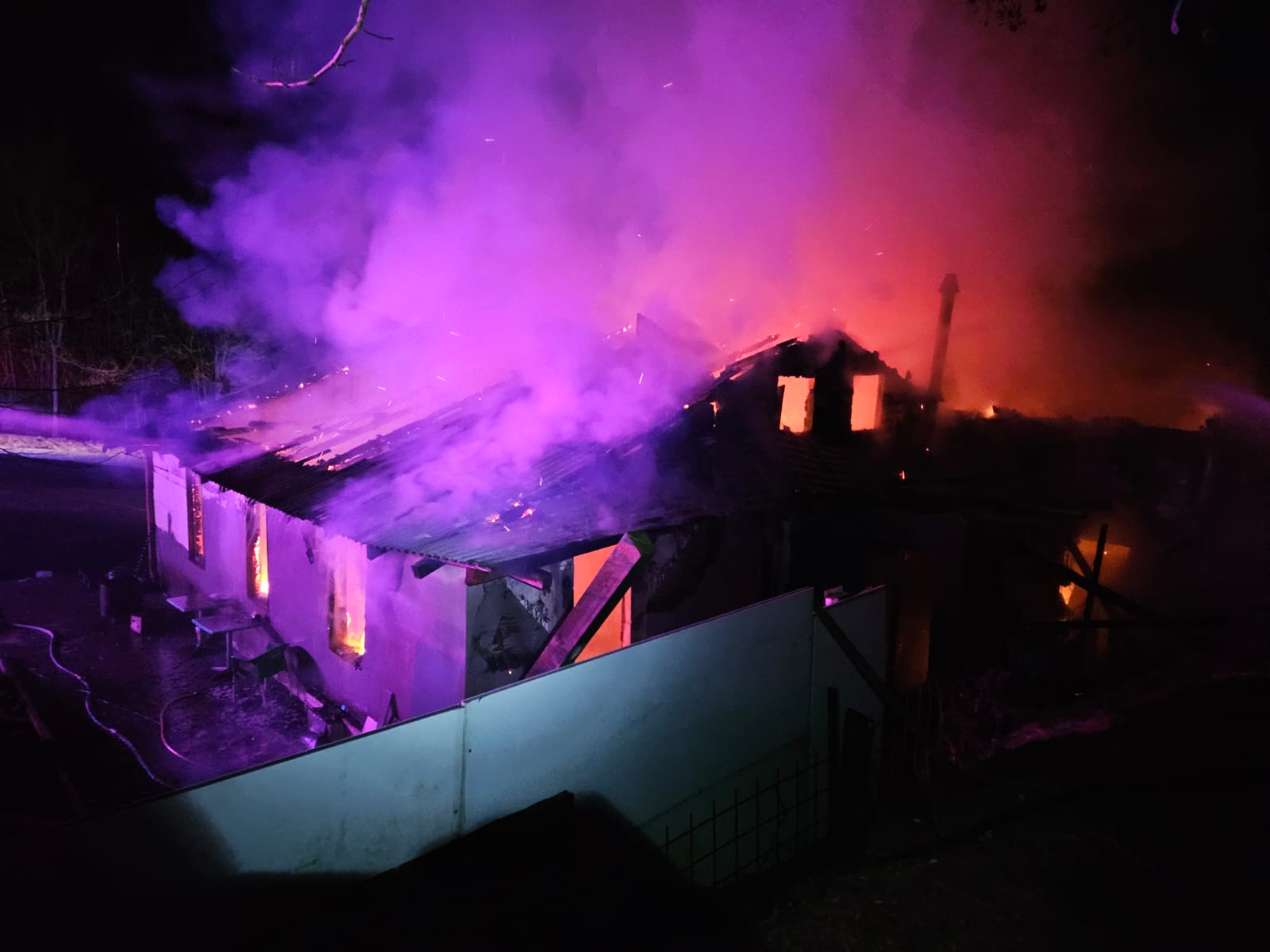 Incendiu la o fermă din județul Satu Mare. O femeie a fost grav rănită, arsă de flăcări