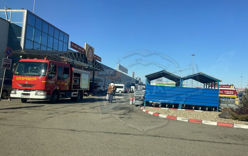 Cum se mai fură din Hypermarket-ul Auchan Satu Mare. Doi indivizi prinși în fapt