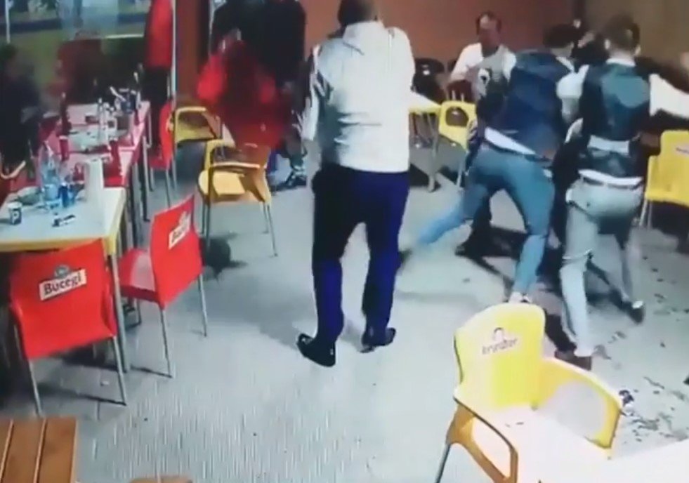 Tată și fiu, patroni de cârciumă în județul Satu Mare, au luat la pumni un ”gură cască” care stătea lângă terasă