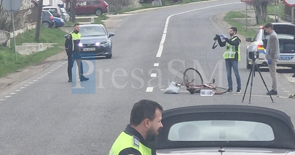O biciclistă a intrat în plin într-o mașină, aflată în mers. A ajuns la Urgență