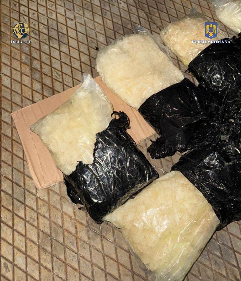 FOTO. Și-a comandat șapte kilograme de droguri prin colete. Polițiștii sătmăreni l-au reținut