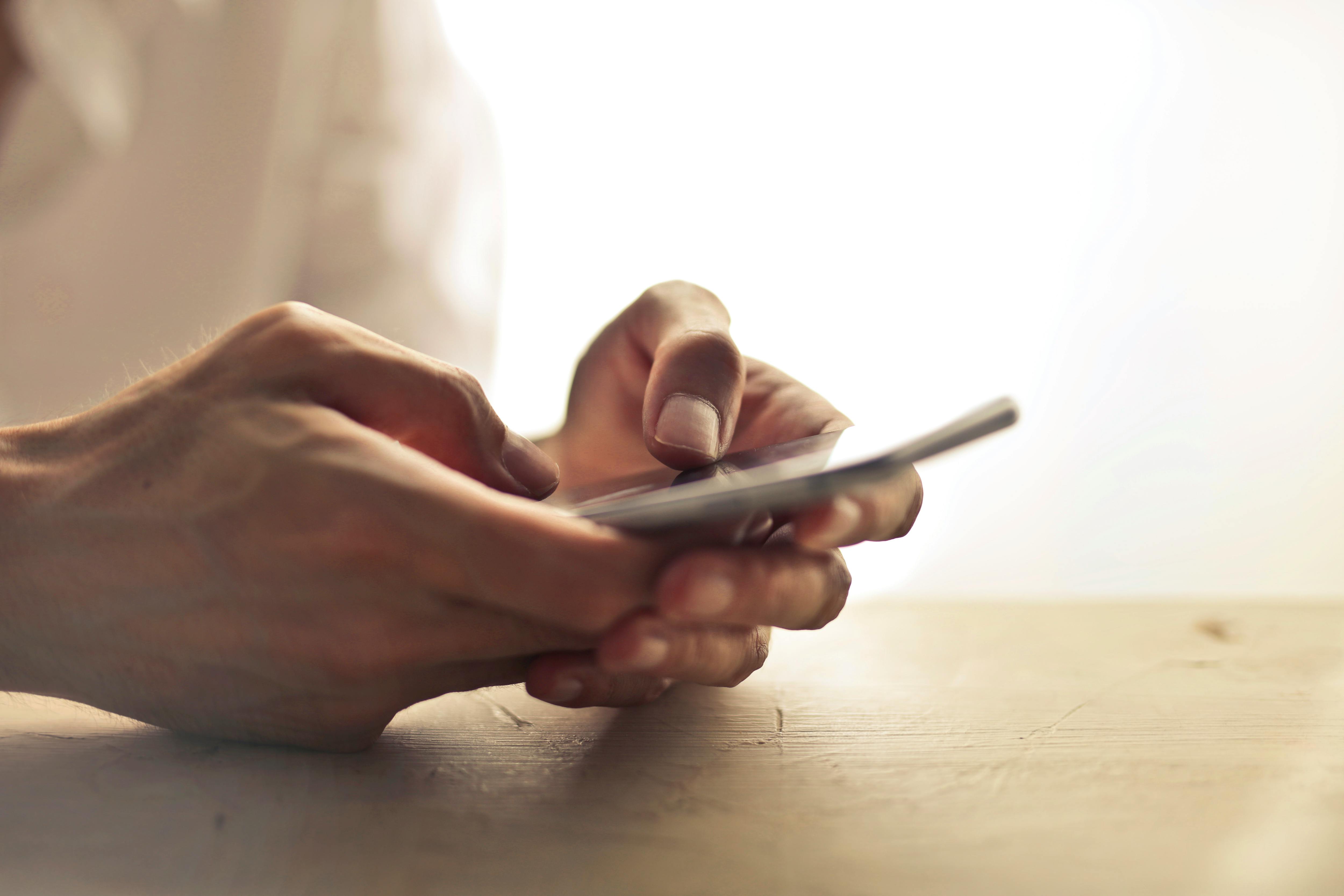 Dezvoltare aplicații mobile: Investiție esențială pentru companiile moderne