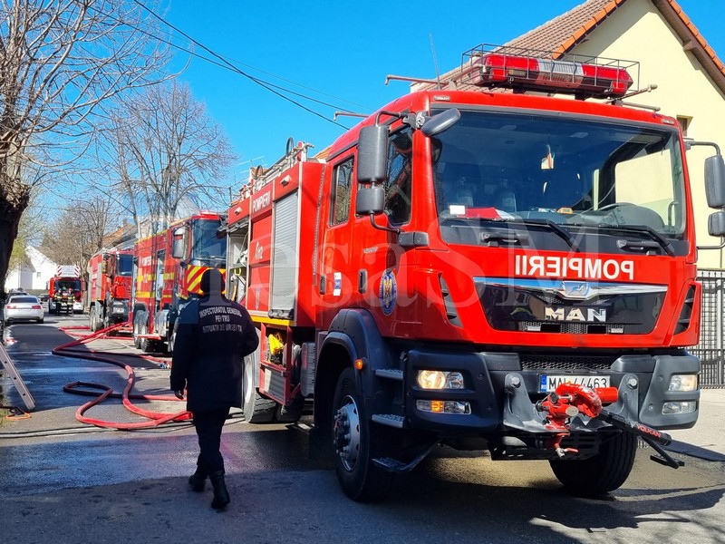 FOTO/VIDEO. Incendiu la o casă de locuit din municipiul Satu Mare. Intervin pompierii cu trei autospeciale