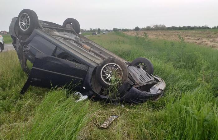 Urmărire astăzi pe străzile din Satu Mare. Șoferul s-a răsturnat cu mașina în câmp. A fost reținut!