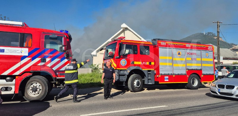 A incendiat casa fratelui său după ce l-a amenințat cu moartea. Prejudiciu uriaș, a fugit din țară