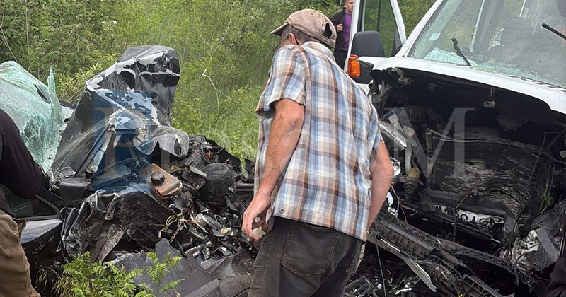 FOTO/VIDEO. Șase victime, dintre care una încarcerată, după impactul dintre un autoturism și un microbuz. Accident teribil în județul vecin