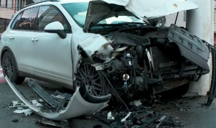 SATU MARE. Cu alcoolemie uriașă, un individ s-a oprit cu Porsche-ul într-un stâlp și copac