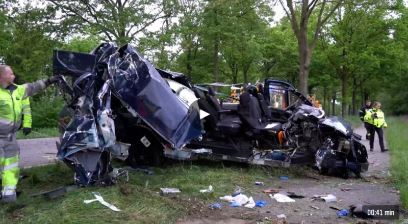 FOTO. Șase români (din județul vecin) răniți după ce microbuzul s-a izbit de un copac, în Germania