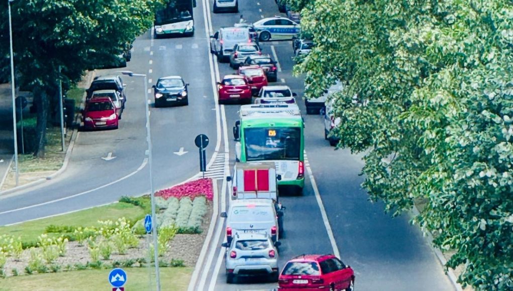 FOTO. Femeie lovită pe ”zebră”, astăzi, în Cartierul Micro 17. Șoferul mașinii era cu alcoolemie uriașă