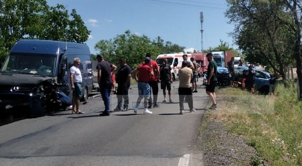 FOTO/VIDEO. Coliziune între un microbuz, cu 7 pasageri, și o mașină, cu doi pasageri, în județul vecin