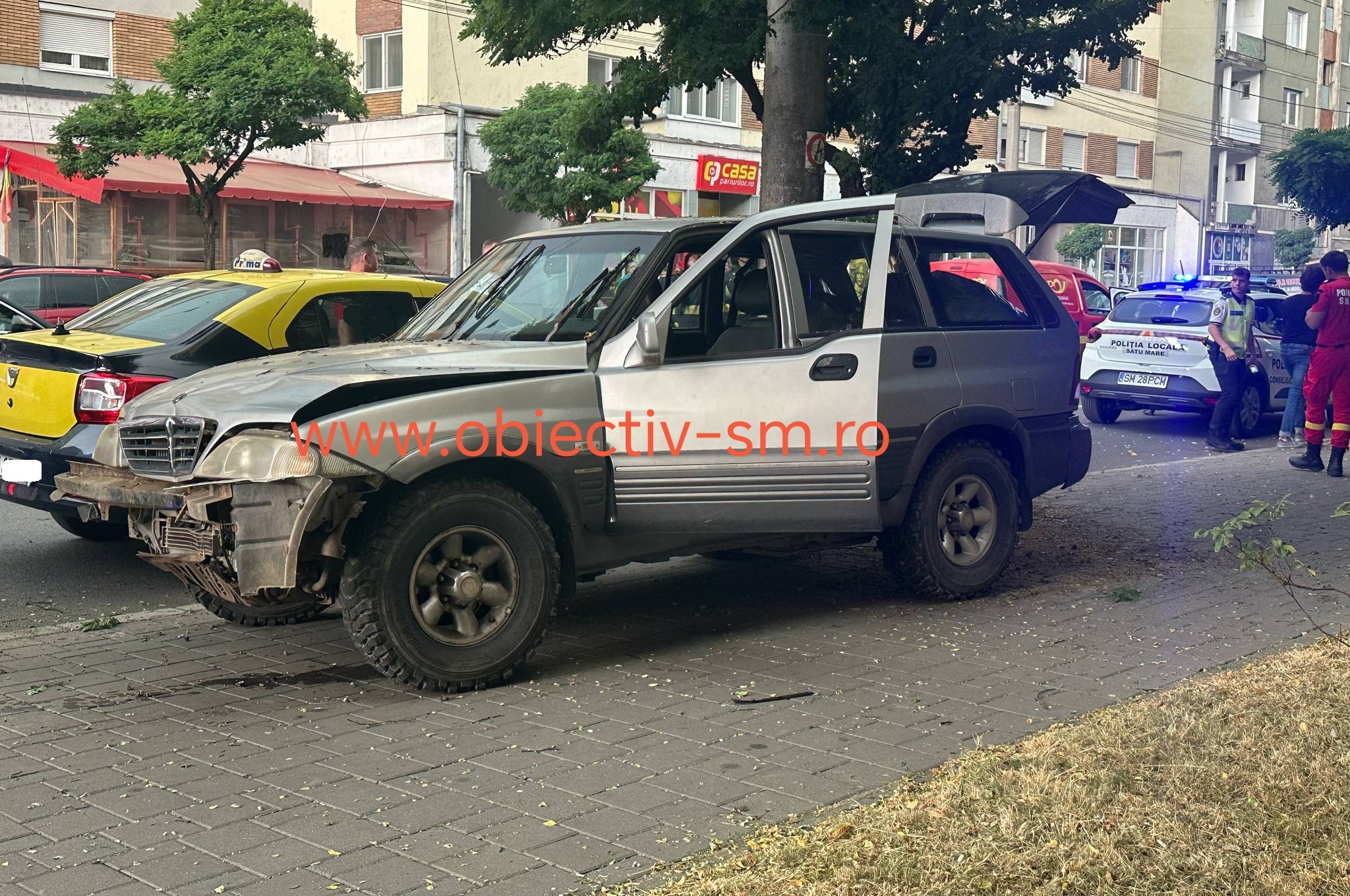 FOTO. Accident în centrul municipiului Satu Mare. O șoferiță a lovit copacul, apoi s-a oprit pe trotuar