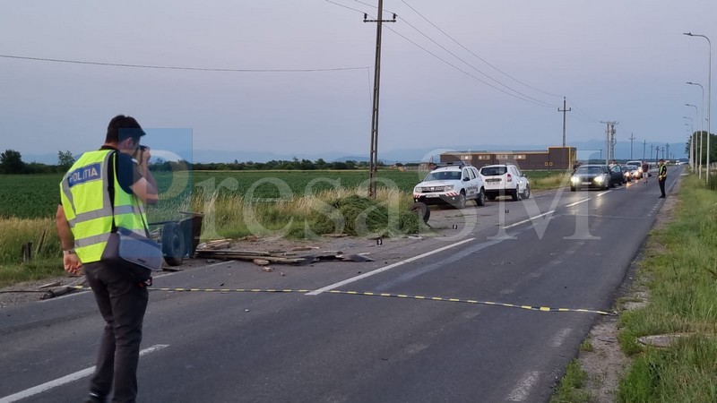 FOTO/VIDEO. Căruță spulberată de o mașină, în județul Satu Mare. Trei persoane rănite. Șoferul ar fi urcat băut la volan