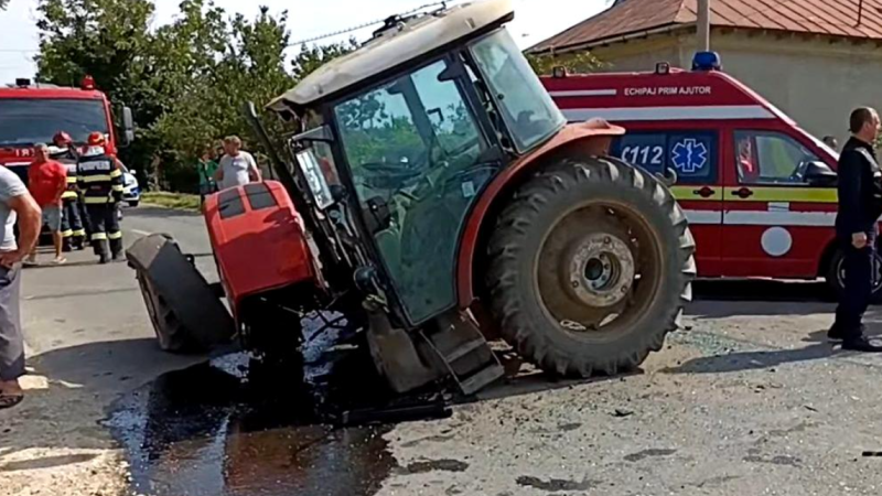 Beat, fără permis, cu tractorul neînmatriculat, a lovit o mașină, în județul Satu Mare