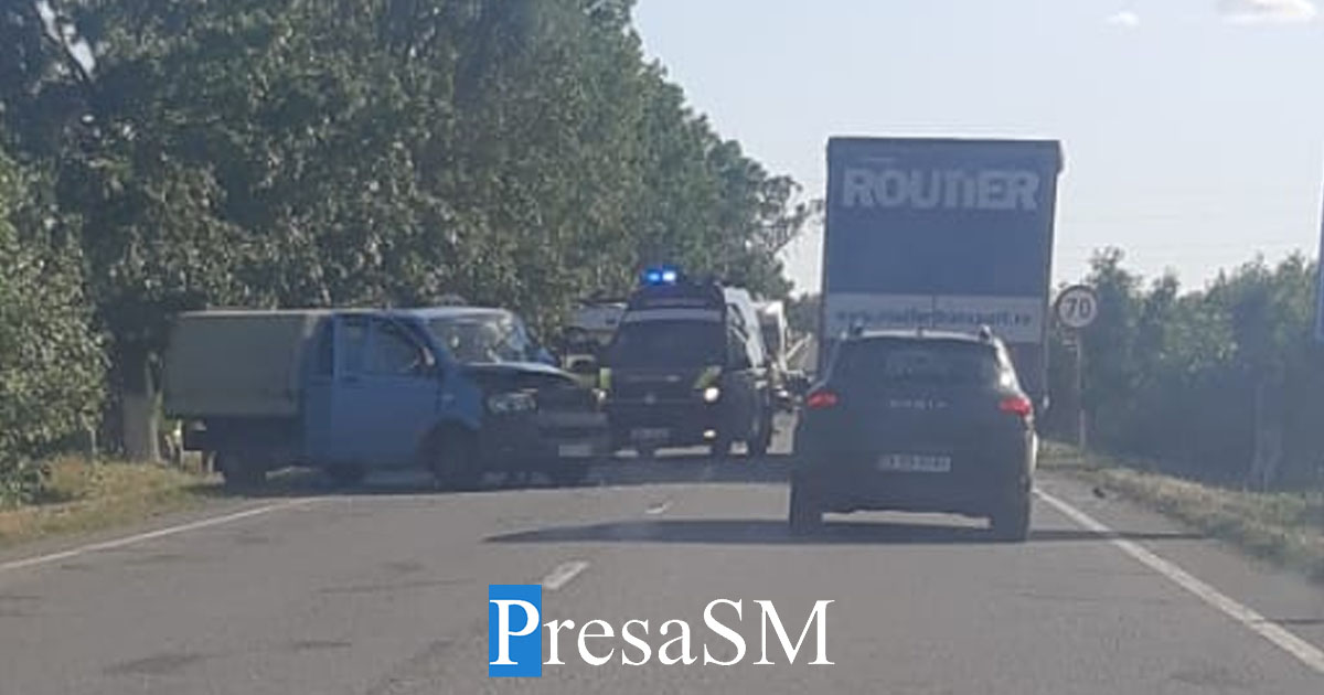 FOTO. Coliziune între două autoutilitare pe DN 19, în județul Satu Mare. Una a ajuns în șanț