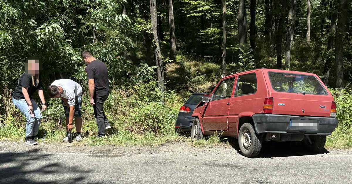 FOTO. Accident în județul Satu Mare. Două femei au ajuns la spital. Șoferița a lovit un parapet, apoi o altă mașină