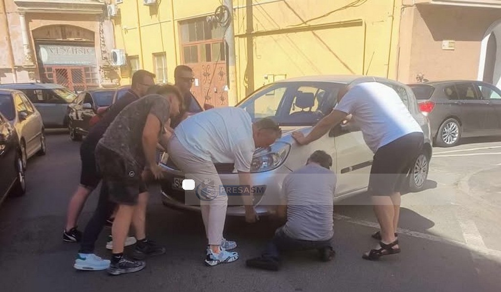 FOTO. Gest de solidaritate în Satu Mare: mai mulți cetățeni au sărit în ajutorul unei șoferițe rămase cu mașina blocată
