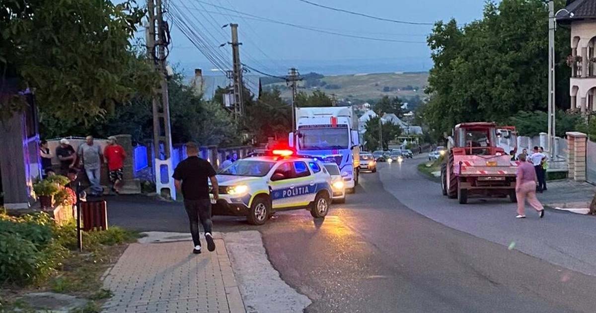 FOTO. Tragedie pe o șosea din țară. O fetiță a murit într-un accident provocat de fratele ei. Băiatul a intrat cu tractorul în șanț
