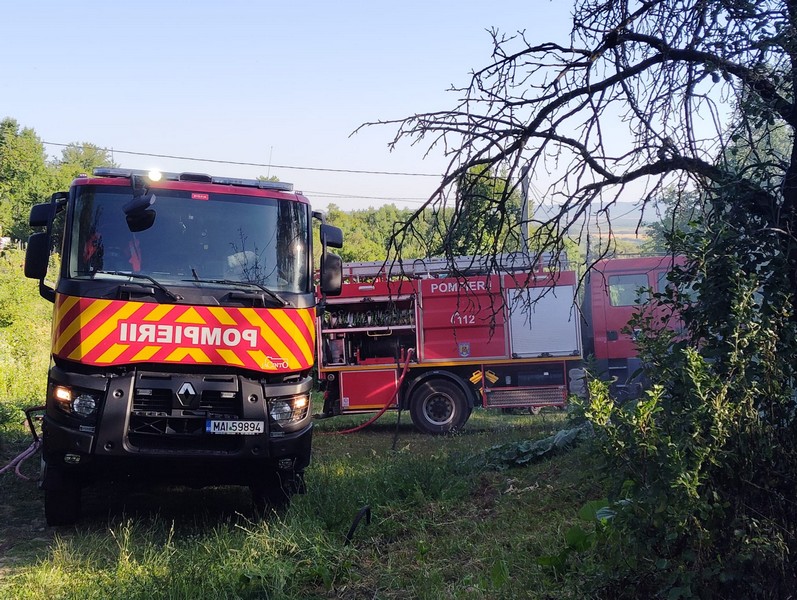 FOTO. Mobilizare de amploare a Pompierilor în județul Satu Mare. Un incendiu amenință mai mult imobile