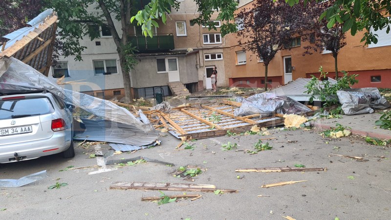 Peste 1000 de gospodării din județ, în continuare fără curent. Bilanțul vijeliilor în județul Satu Mare