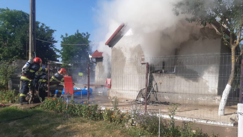 FOTO. Alertă într-un județ din țară. Tânără ucisă și incendiată în propria casă. Criminalul, căutat de polițiști