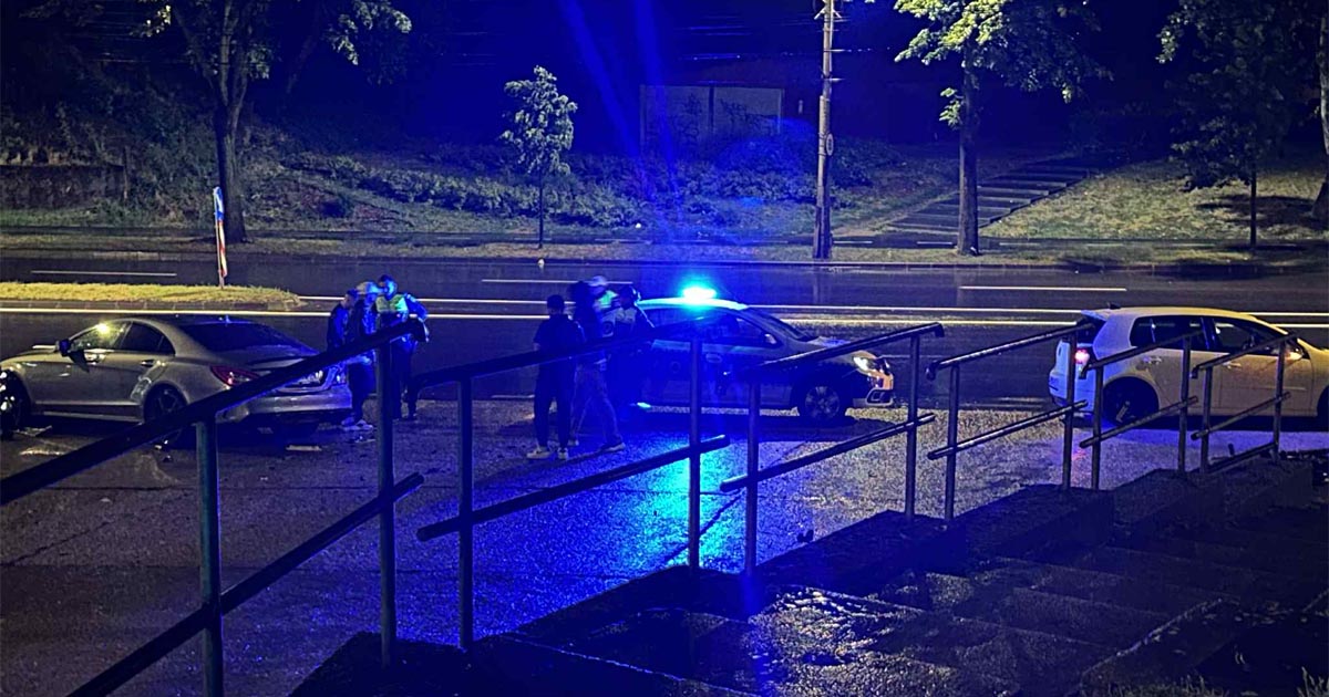 FOTO. Accident noaptea pe Drumul Botizului. A lovit bordura și un copac