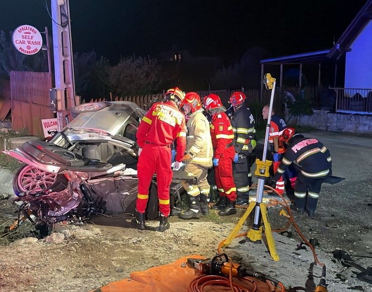 FOTO. Accident teribil în județul vecin. Un tânăr a murit, o tânără, la spital, în stare critică