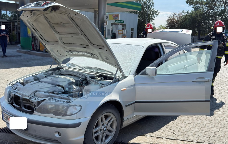 FOTO. Pericol major! Incendiu la o mașină într-o stație de combustibili din Carei