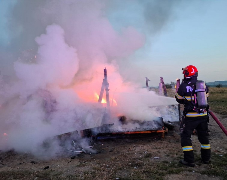 FOTO. Un bebeluș a murit într-un incendiu. Părinții s-au salvat. Tragedie în județul vecin  