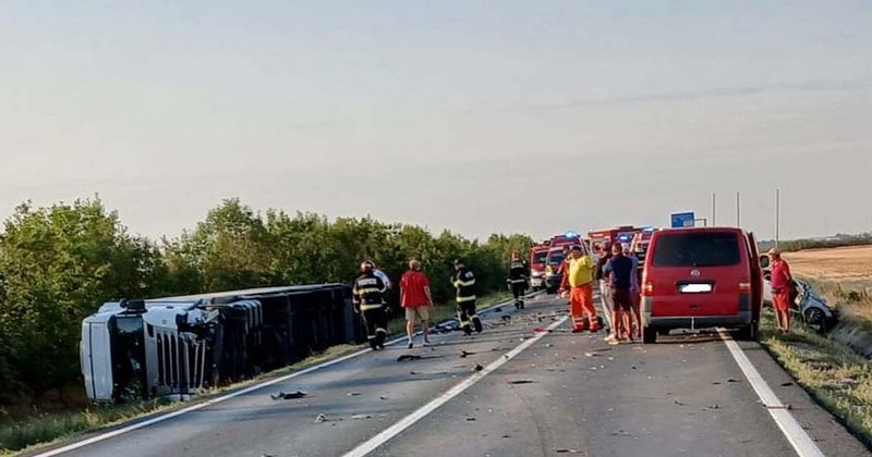 FOTO. Accident cumplit în țară. Impact între două TIR-uri și un autoturism. Un bărbat a murit