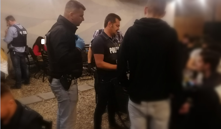 Un tânăr fura jachete de firmă dintr-o cafenea foarte cunoscută din Satu Mare