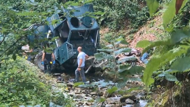 FOTO. Accident teribil în țară. S-au prăbușit cu camionul într-o râpă. Doi au murit pe loc