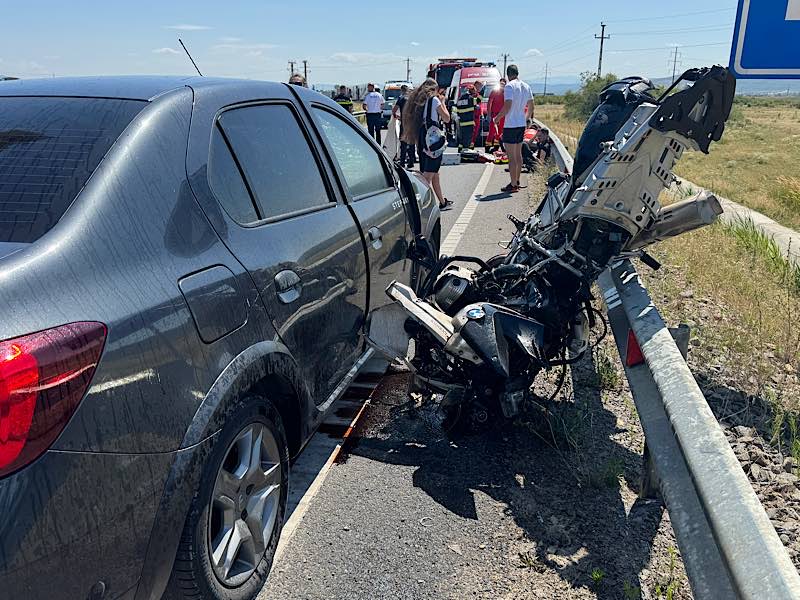 FOTO/VIDEO. Accident mortal în județul vecin. Impact între două mașini și o motocicletă