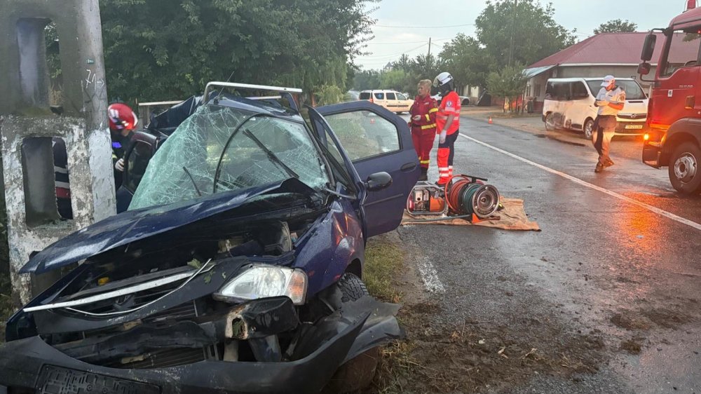 Fără permis, un tânăr s-a oprit cu mașina într-un stâlp, în județul Satu Mare