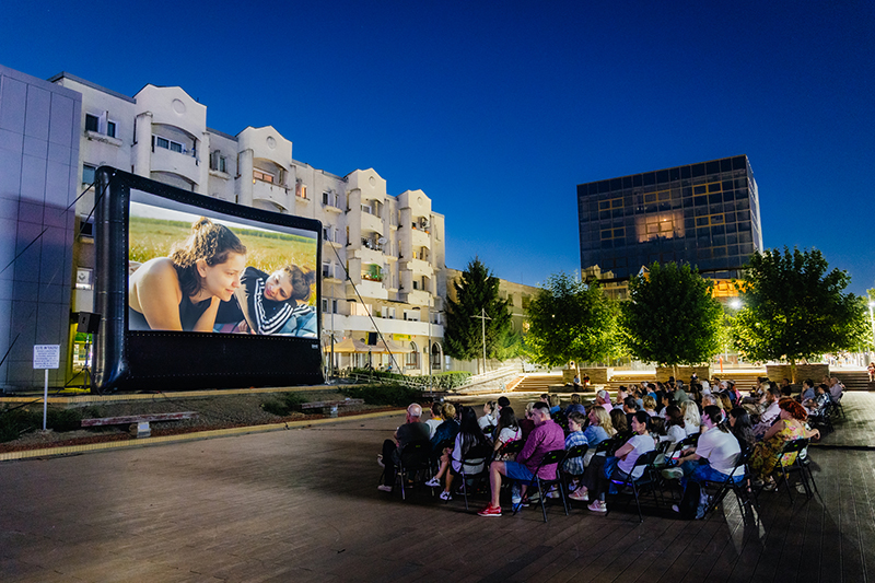 PROGRAM COMPLET. Cinema sub cerul liber – Caravana TIFF revine la Satu Mare