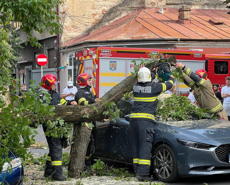 Furtuna a provocat distrugeri în județul Satu Mare. Avertizare de vremea severă in continuare
