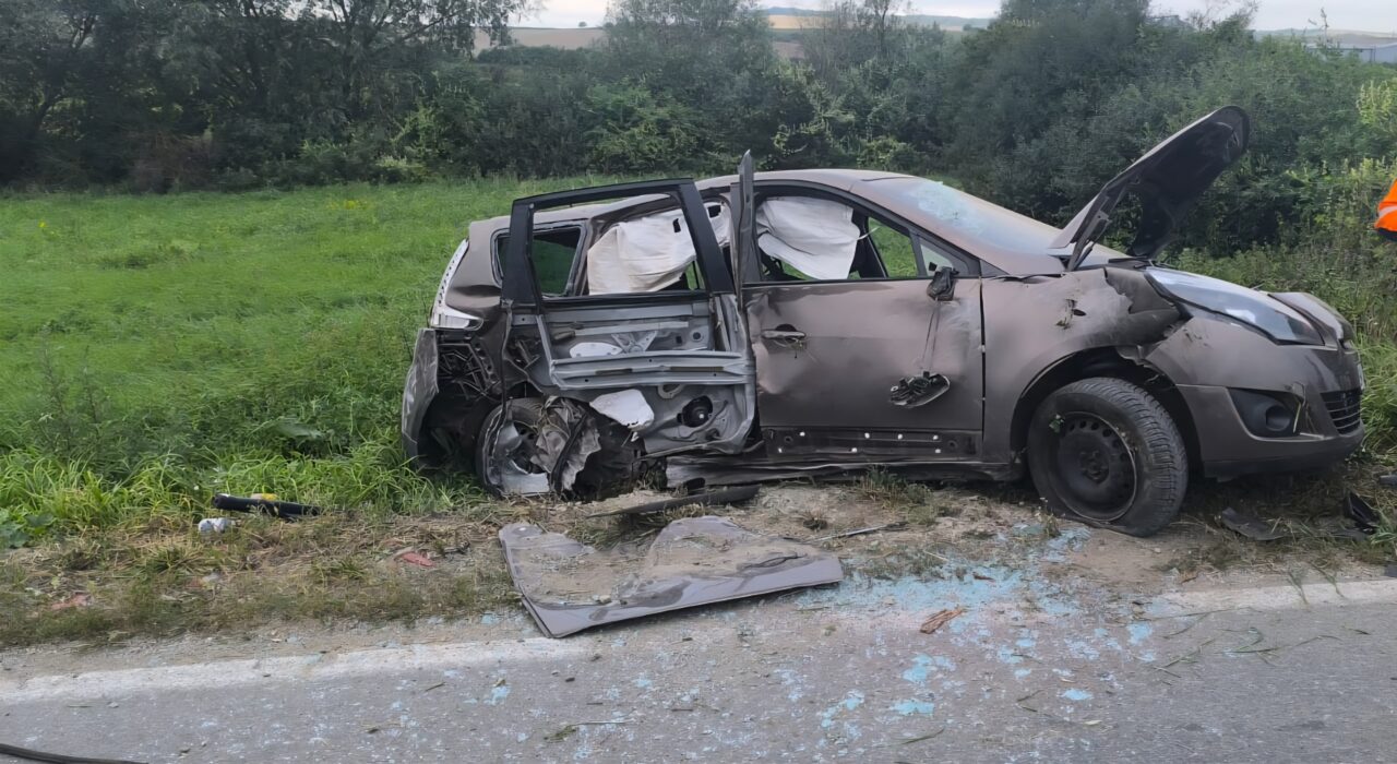 FOTO. Un sătmărean a lovit cu mașina un cap de pod și s-a răsturnat. Două victime la Urgență