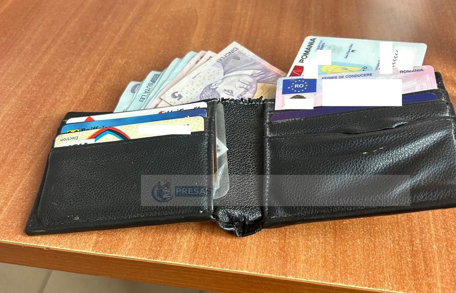 FOTO. Un tânăr (17 ani) a găsit un portofel plin cu bani/carduri și l-a predat Poliției Locale