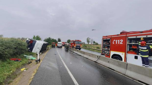 accident autobuz rasturnat pompieri.jpg