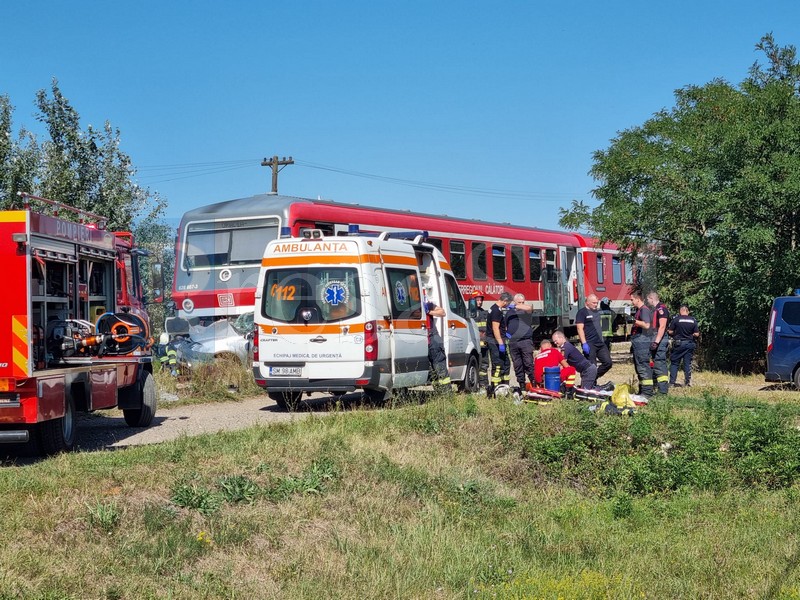 accident feroviar masina lovita de tren ambulanta pompieri satu mare.jpg