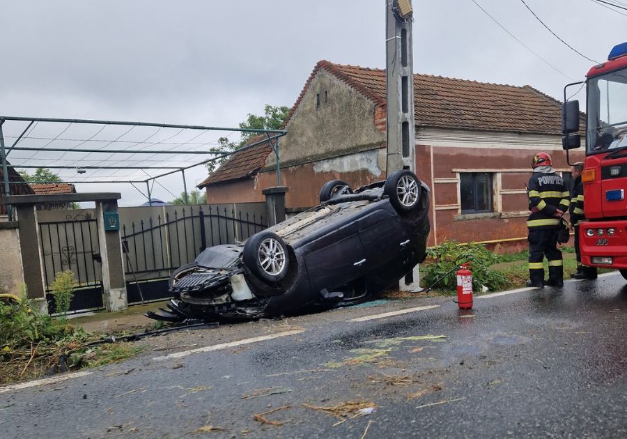 FOTO. Accident pe DN19, Oradea-Satu Mare: o mașină s-a răsturnat, victimă la Urgență