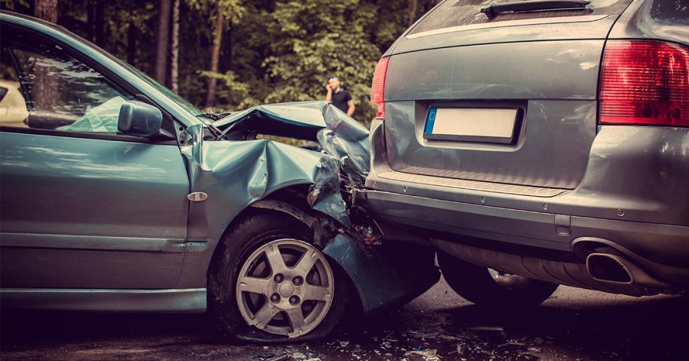 Și-a lăsat mașina parcată pe marginea drumului și s-a trezit cu ea lovită. Un șofer s-a ales cu dosar penal