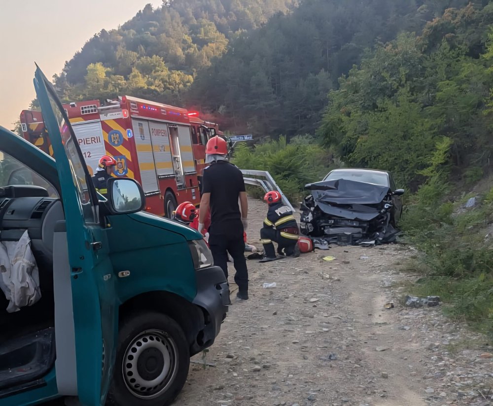 FOTO. Accident cumplit în țară. Doi morți după un impact între o mașină și microbuzul Poliției de Frontieră