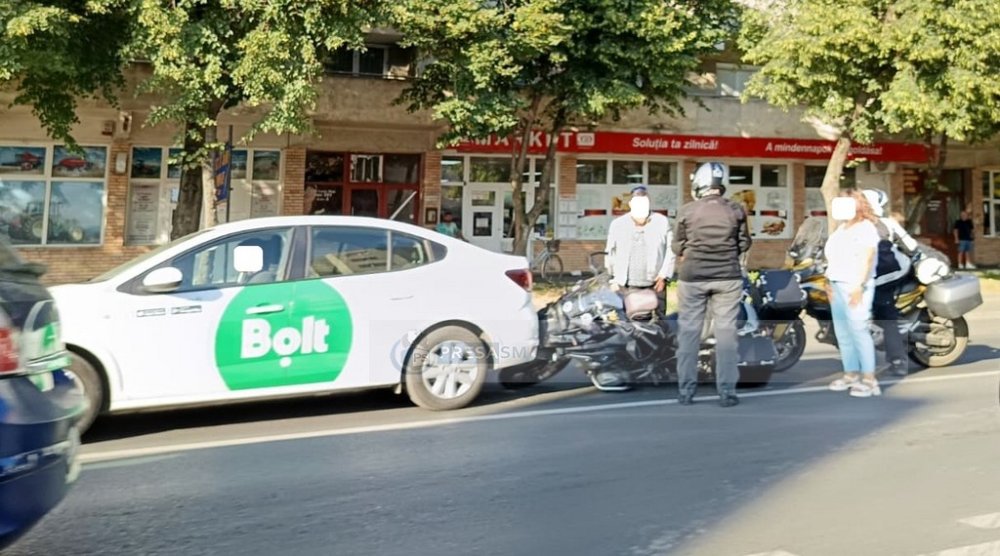 FOTO. Un motociclist din Germania a lovit un Bolt pe Bulevardul Octavian Goga din Satu Mare