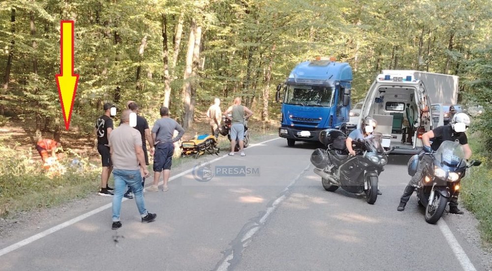 FOTO. Un motociclist s-a răsturnat în...PĂDURE! Accident pe DN19, în județul Satu Mare